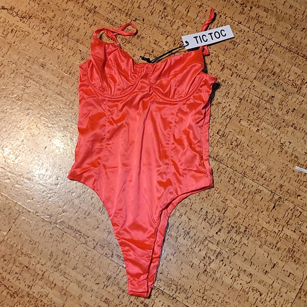 TIC TOC, Hot pink bodysuit